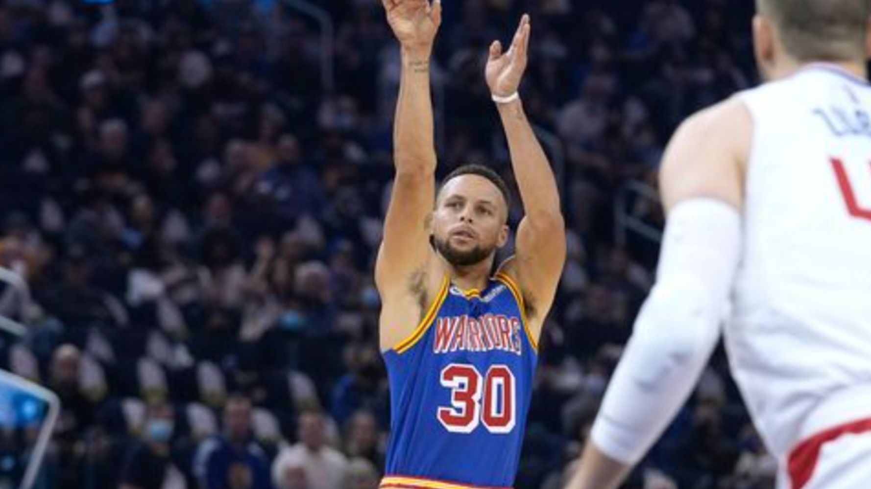 Steph Curry Makes Paul George Regret His In-Game Shooting Challenge