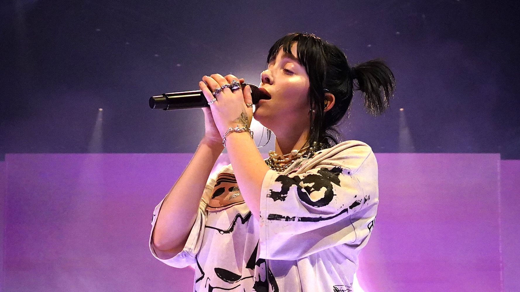 Billie Eilish Stops Concert To Get Fan An Inhaler: 'Give Her Some Time'