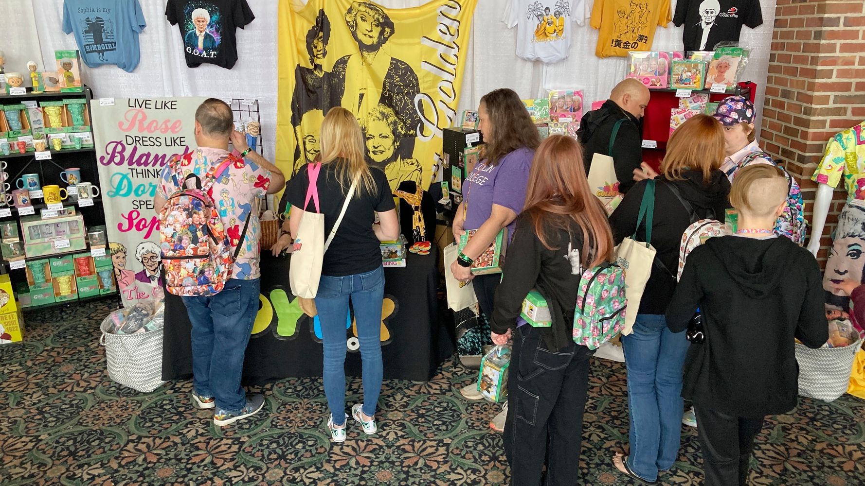 'Golden Girls' Fans Descend Upon Chicago For Inaugural Golden Con