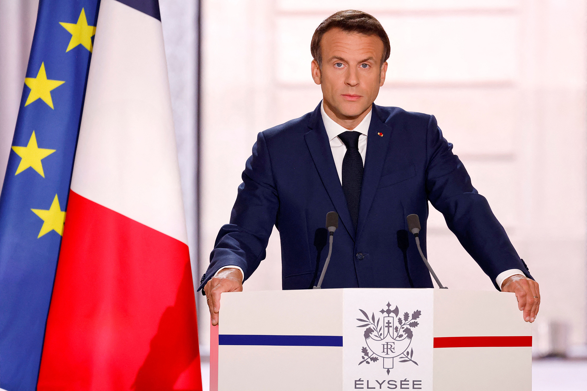 Macron vows to "help democracy and courage" prevail in Ukraine during inauguration